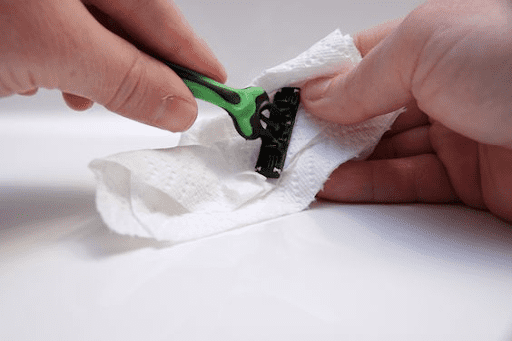 Ensure the razor dry completely