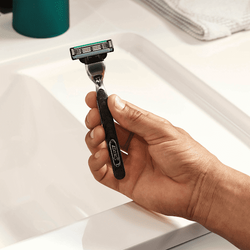 It is easy to clean Gillette Mach 3. 
