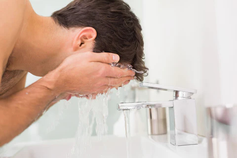 Remember to use cold water to rinse your face after shaving. 